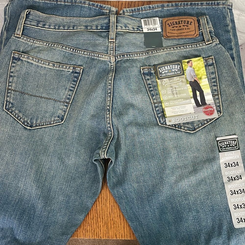 SIGNATURE LEVI STRAUSS Premium Comfort 
NWT size 34x34